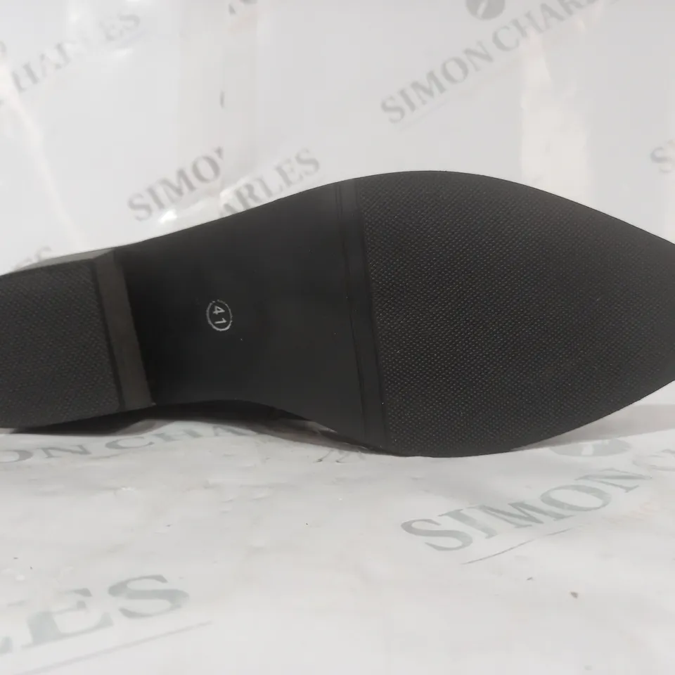 BOXED PAIR OF DESIGNER POINTED TOE SIDE-ZIP SHOES IN BLACK EU SIZE 41