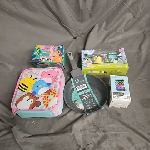 BOX OF APPROX 15 ASSORTED HOUSEHOLD ITEMS TO INCLUDE - BLUE PASS THE PARCEL TOY, SQUISHMALLOW LUNCHBOX, GINO D'ACAMPO FRYING PAN - ETC