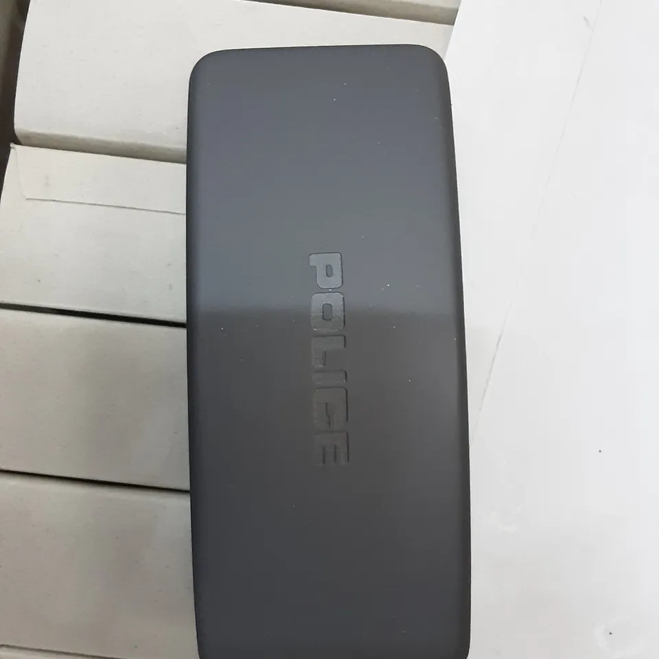 BOX CONTAINING POLICE SUNGLASSES CASE , GREY 