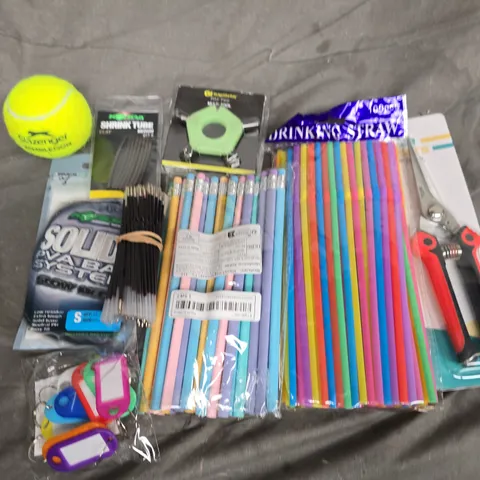 APPROXIMATELY 15 ASSORTED HOUSEHOLD ITEMS TO INCLUDE DINKING STRAWS, TENNIS BALL, GARDEN SCISSORS, ETC