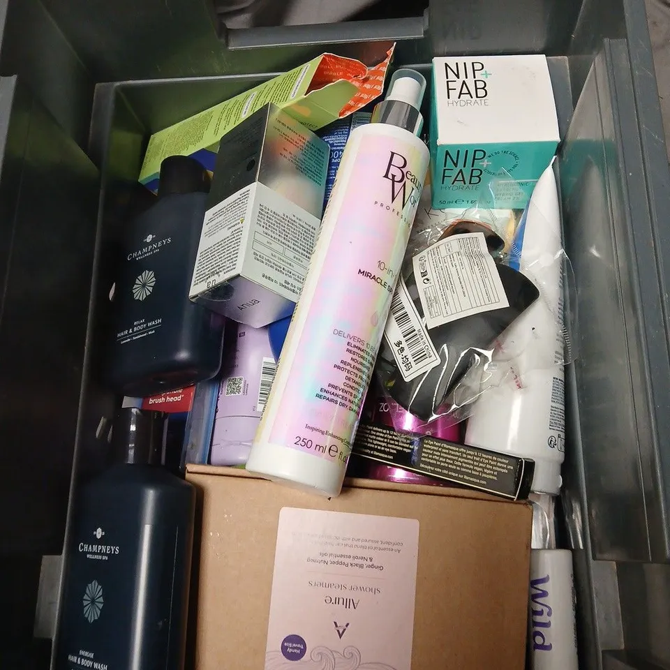 APPROXIMATELY 25 ITEMS INCLUDING ASSORTED HEALTH & BEAUTY PRODUCTS – CHAMPNEYS HAIR & BODY WASH, NIP+FAB HYDRATE, BOOTS COTTON WOOL PADS.
