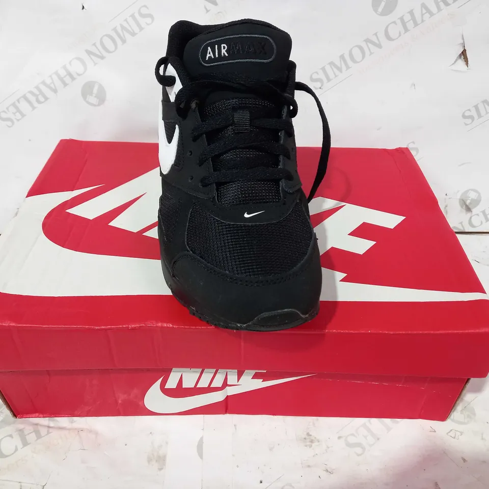 BOXED PAIR OF NIKE AIR MAX SHOES IN BLACK/WHITE UK SIZE 7