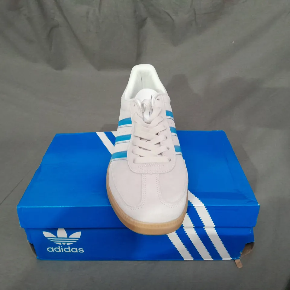 BOXED PAIR OF ADIDAS HAND 2 GUM SHOES SIZE 9.5