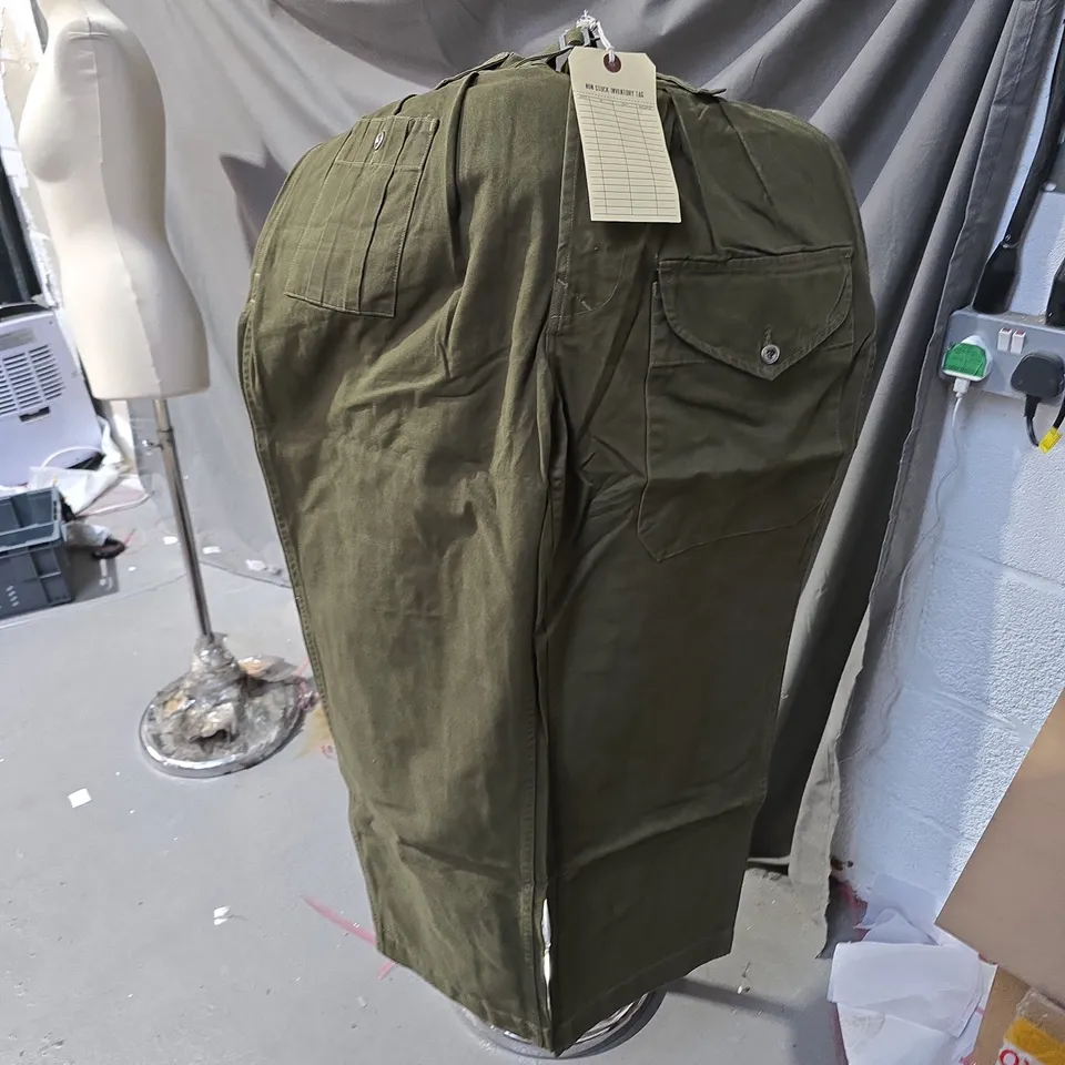 BRITISH ARMY BATTLE DRESS TROUSERS (BD) OLIVE DRAB, UK SIZE NO.6, WAIST 32–34 IN, INSEAM 31 IN, 1943 (NON STOCK MFG CO)