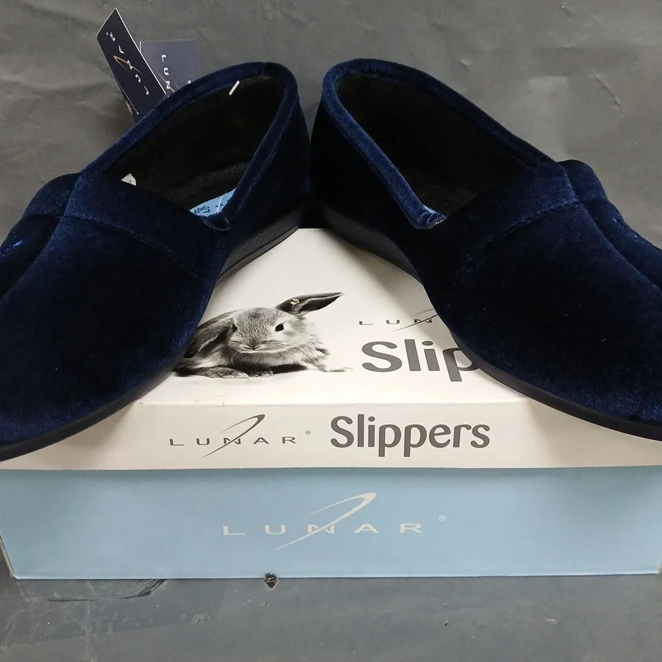 BOXED PAIR OF LUNAR SLIPPERS IN NAVY SIZE EU 40