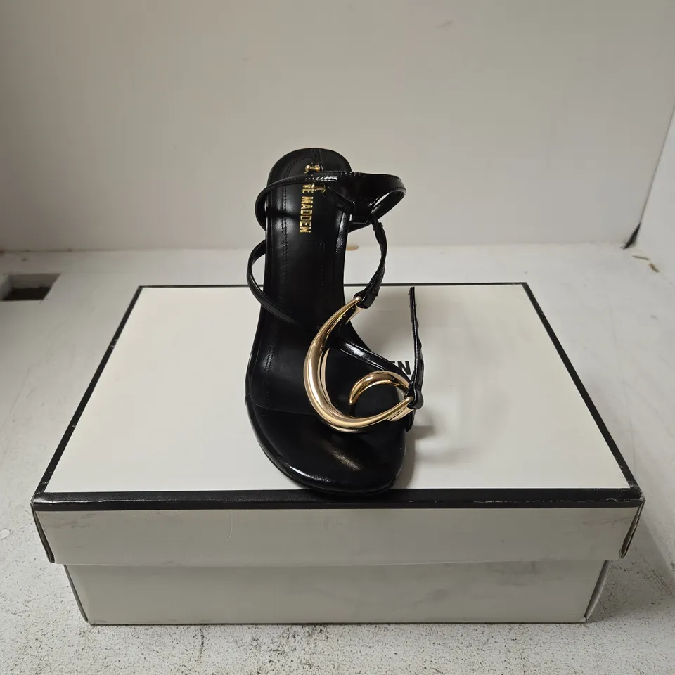 STEVE MADDEN BLACK SANDAL WITH GOLD HOOP DETAIL – UK 6.5 