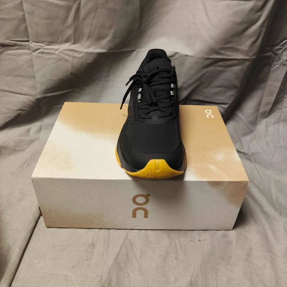 BOXED PAIR OF ON RUNNING SNEAKERS – BLACK WITH YELLOW SOLE SIZE 7.5