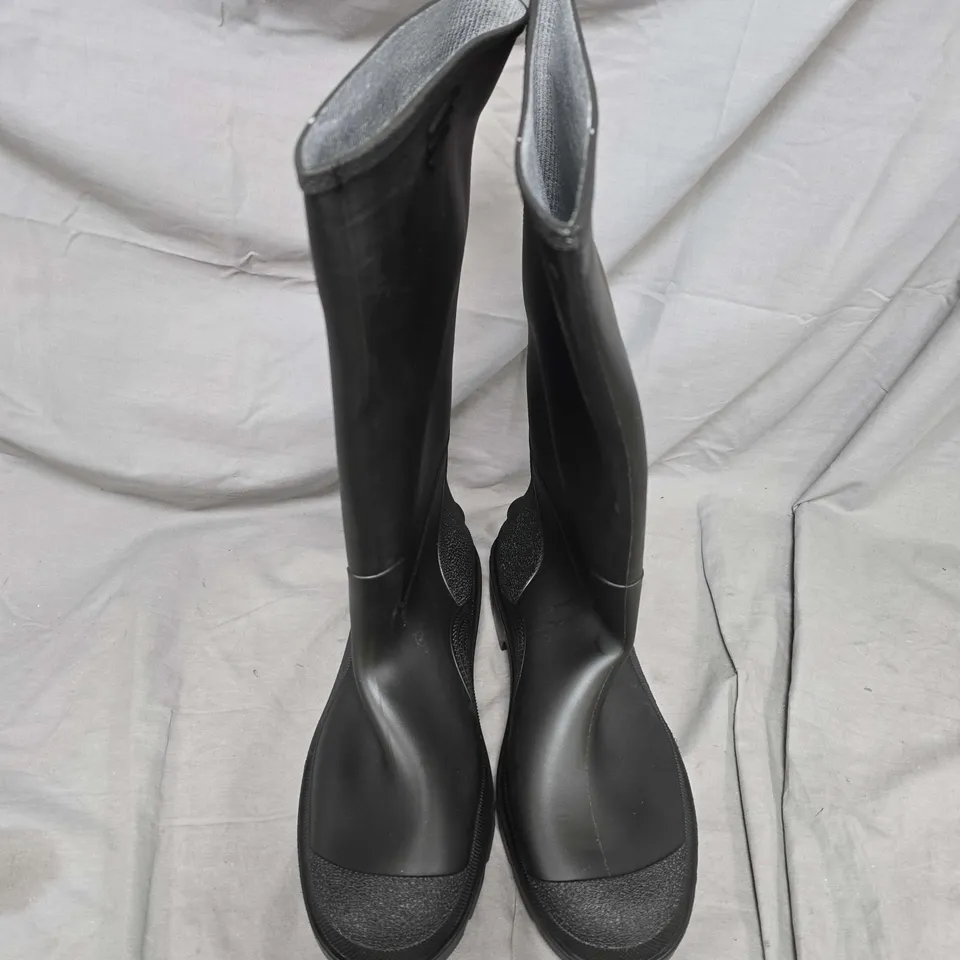 DUNLOP WELLIES IN BLACK - SIZE 12