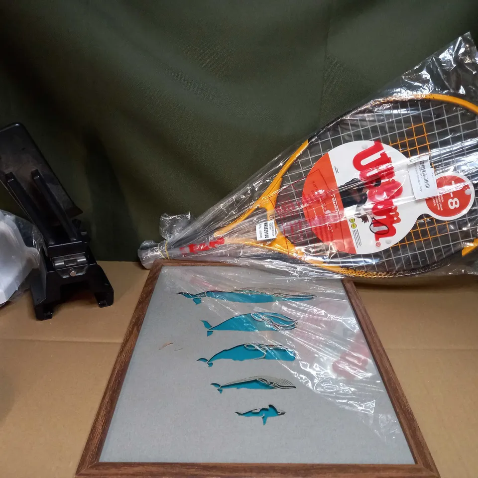 LARGE BOX OF APPROXIMATELY 15 ASSORTED HOUSEHOLD ITEMS TO INCLUDE: TENNIS RACKET, OVEN TRAY, WALL ART/FRAMED PICTURES
