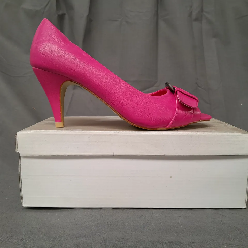 BOXED PAIR OF DESIGNER OPEN TOE MID HEELED SHOES IN FUCHSIA EU SIZE 39