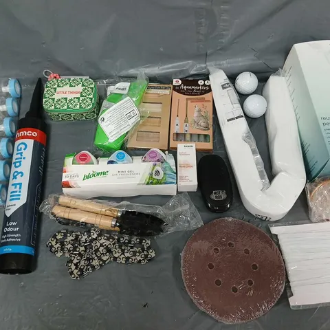 APPROXIMATELY 10 ASSORTED HOUSEHOLD ITEMS TO INCLUDE - KIKI & GREEN REUSABLE PERIOD PAD SET, TIMCO GRIP & FILL, AND GOLFBALLS ETC. 