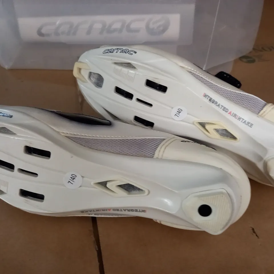 PAIR OF CARNAC EOS CYCLING SHOES IN WHITE SILVER BLACK - FR 40 US 7