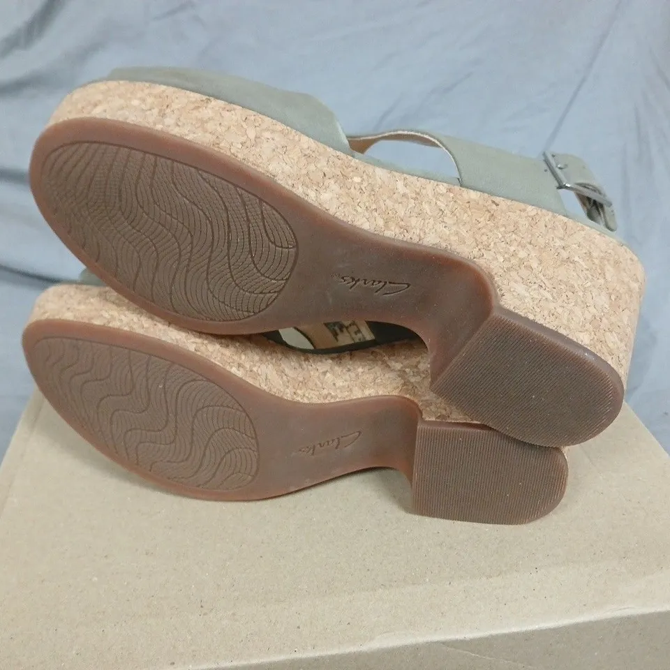BOXED CLARKS MARITSA GLAD SAGE SUEDE WEDGE SANDALS – UK 5.5 FIT-D