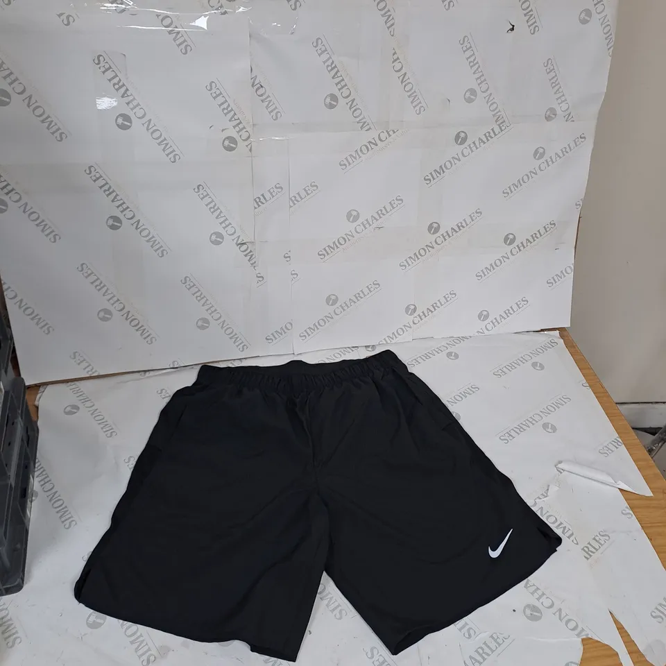 NIKE SHORTS SIZE MEDIUM