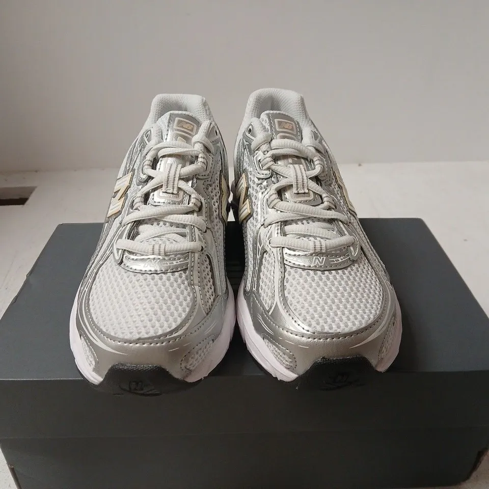 BOXED PAIR OF NEW BALANCE MEN'S RUNNING SHOES – SILVER/GREY - UK ISZE 4.5
