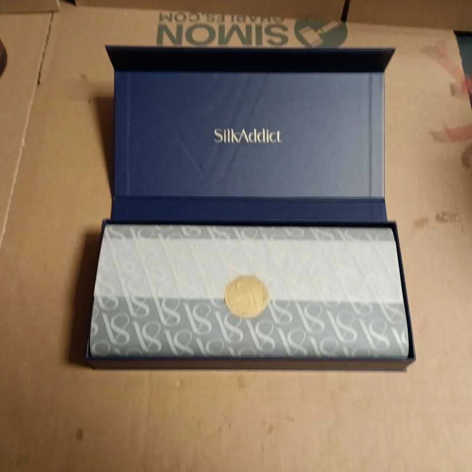 SILKADDICT SLEEP MASK – BLUE PRESENTATION BOX