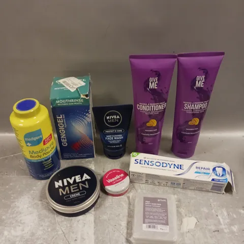 APPROXIMATELY 20 ASSORTED COSMETICS ITEMS TO INCLUDE GIVE ME SHAMPOO, GRUUM BODY WASH BAR, VASELINE ETC 