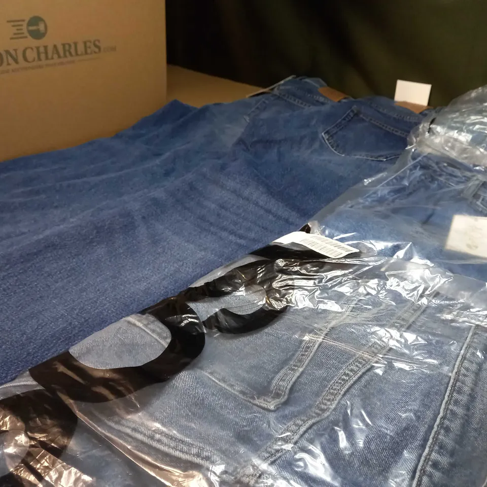 BOX OF APPROX 10 ASSORTED JEANS VARYING IN SIZE/COLOUR/STYLE