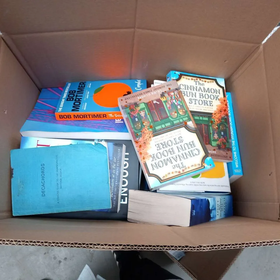 LARGE QUANTITY OF ASSORTED BOOKS TO INCLUDE TITLES SUCH AS; A COURT OF MIST AND FURY, THE SILENCE OF THE GIRLS, THE SATSUMA COMPLEX AND INTRODUCTION TO GALAXY FORMATION AND EVOLUTION