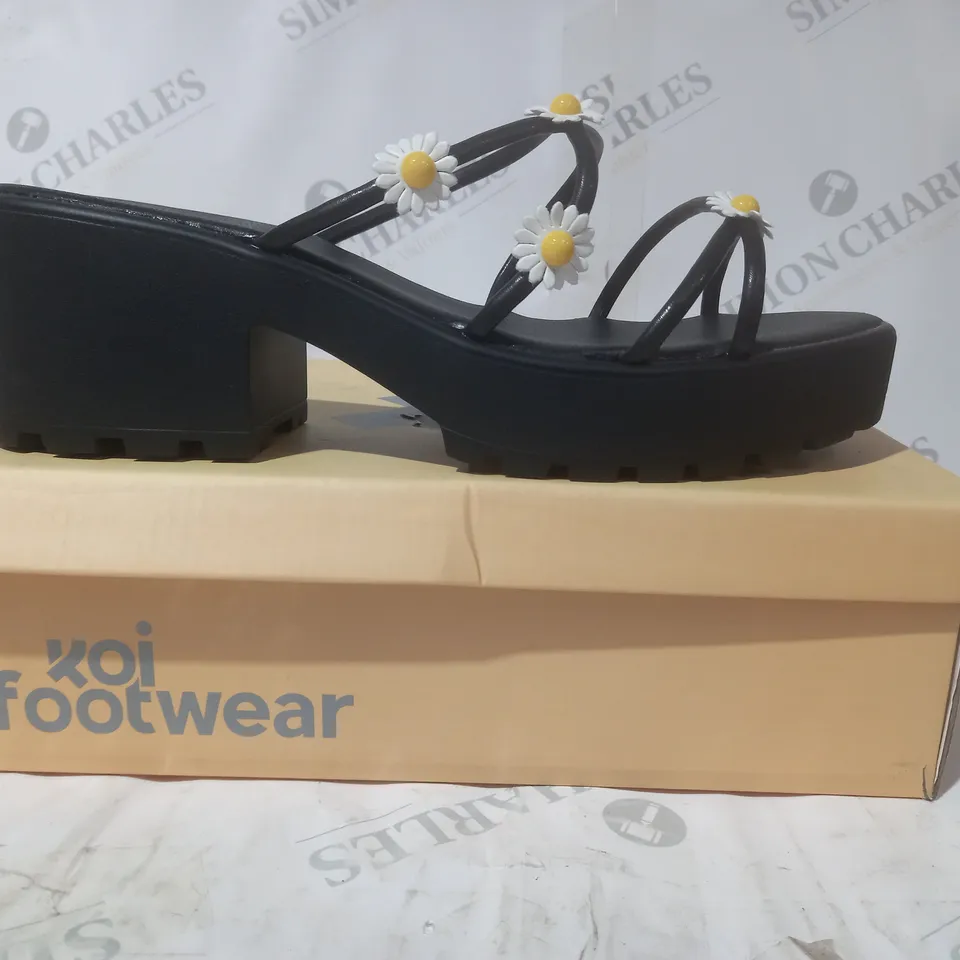 BRAND NEW BOXED PAIR OF KOI VEGAN LEATHER BLOOMING DAISY OASIS STRAPPY SLIDERS IN BLACK UK SIZE 11