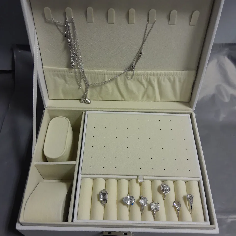 WHITE FAUX LEATHER JEWELLERY BOX WITH 8 PIECES OF JEWELLERY