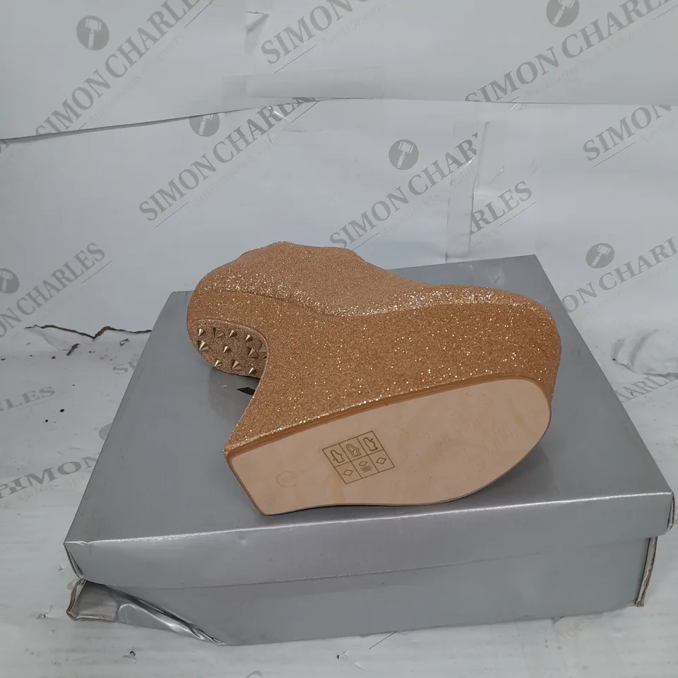 BOXED PAIR OF CASANDRA PLATFORM ANKLE BOOT HEEL IN GOLD GLITTER WITH STUD DETAIL SIZE 5