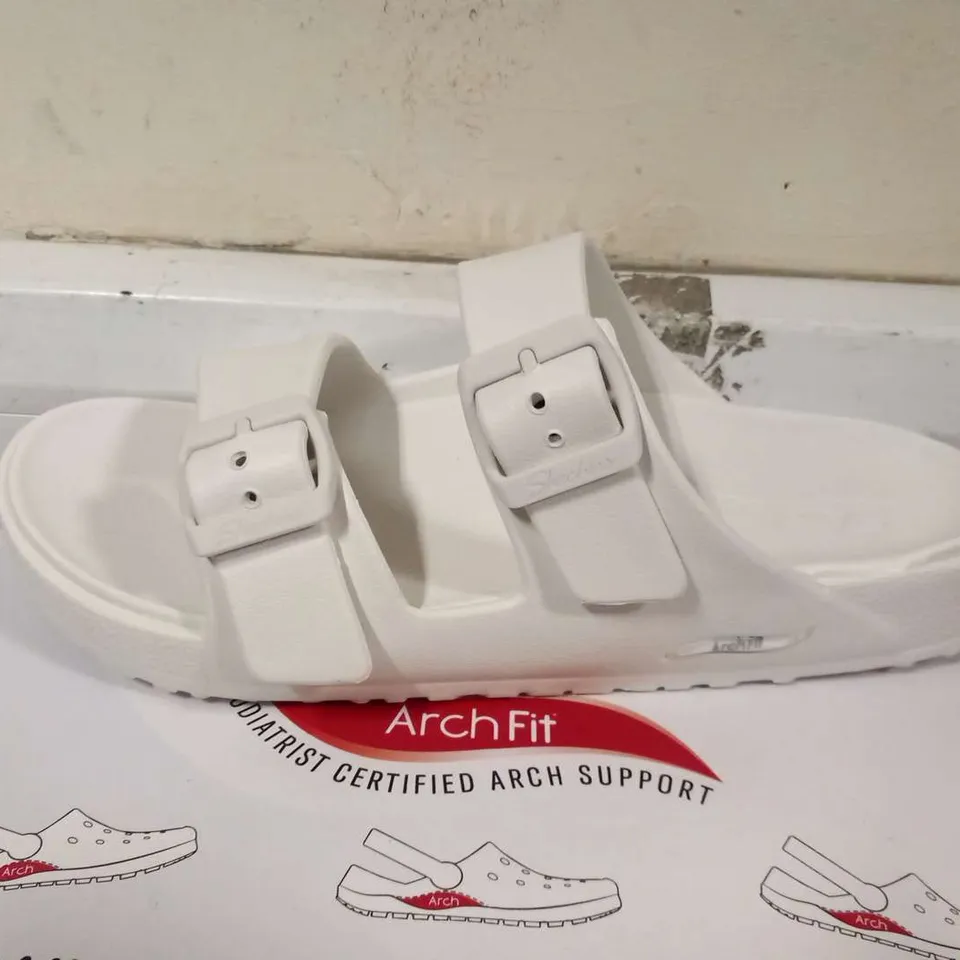 BOXED SKETCHERS FOAMIES ARCH FIT WHITE SANDALS SIZE 6