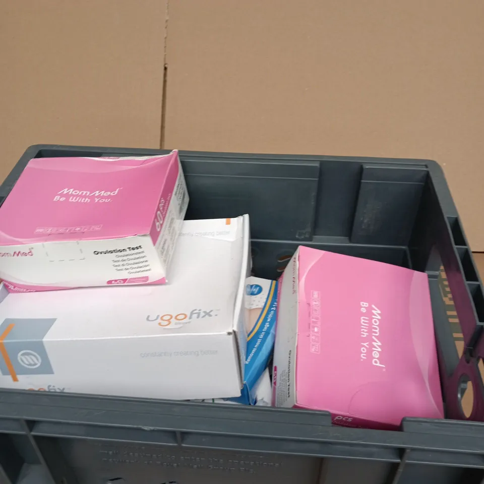 TOTE OF APPROXIMATELY 10 ASSORTED ITEMS INCLUDING MOM MED OVULATION TEST, UGOFIX SLEEVE AND AUTO SKIN TAG REMOVER KIT