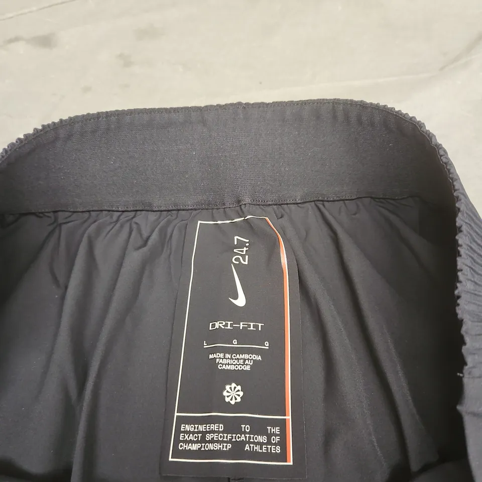 NIKE DRI-FIT SHORTS – DARK GREY SIZE L