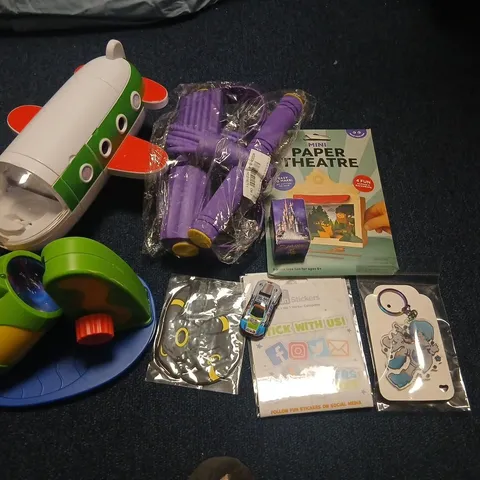 LARGE QUANTITY OF ASSORTED TOYS AND ACCESSORIES TO INCLUDE; BLUKER SKIPPING ROPE, MINI PAPER THEATRE, FUN STICKERS AND PLAYING CARDS