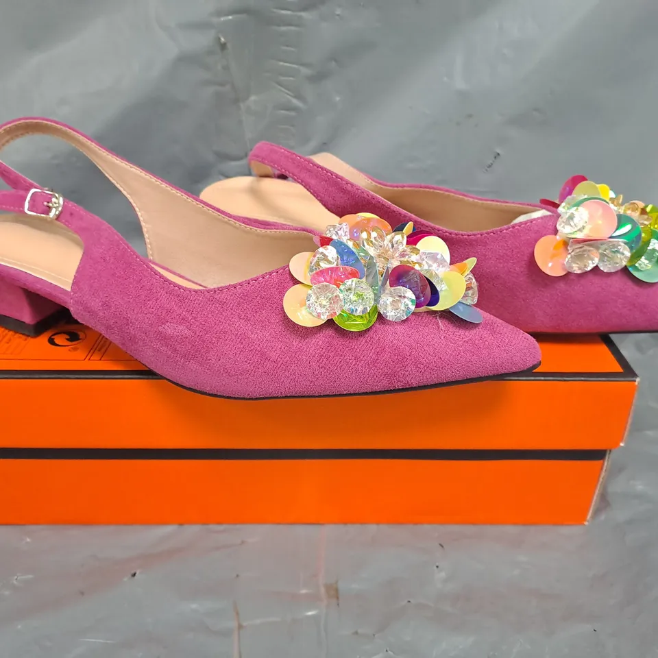 BOXED PAIR OF UNBRANDED POINTED TOE LOW HEEL SLINGBACK SHOES IN FUCHSIA W. SEQUIN/JEWEL EFFECT DETAIL SIZE EU 44