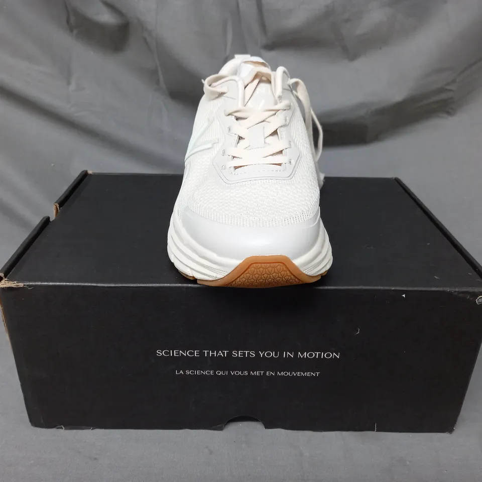BOXED PAIR OF VIONIC WALK MAX TRAINERS IN CREAM SIZE 6