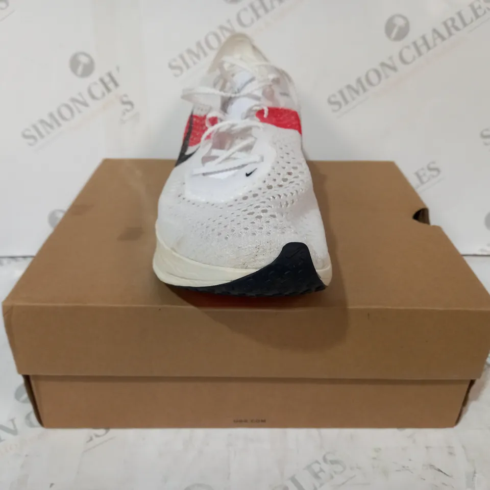 BOXED PAIR OF NIKE SHOES IN WHITE/RED UK SIZE 9.5