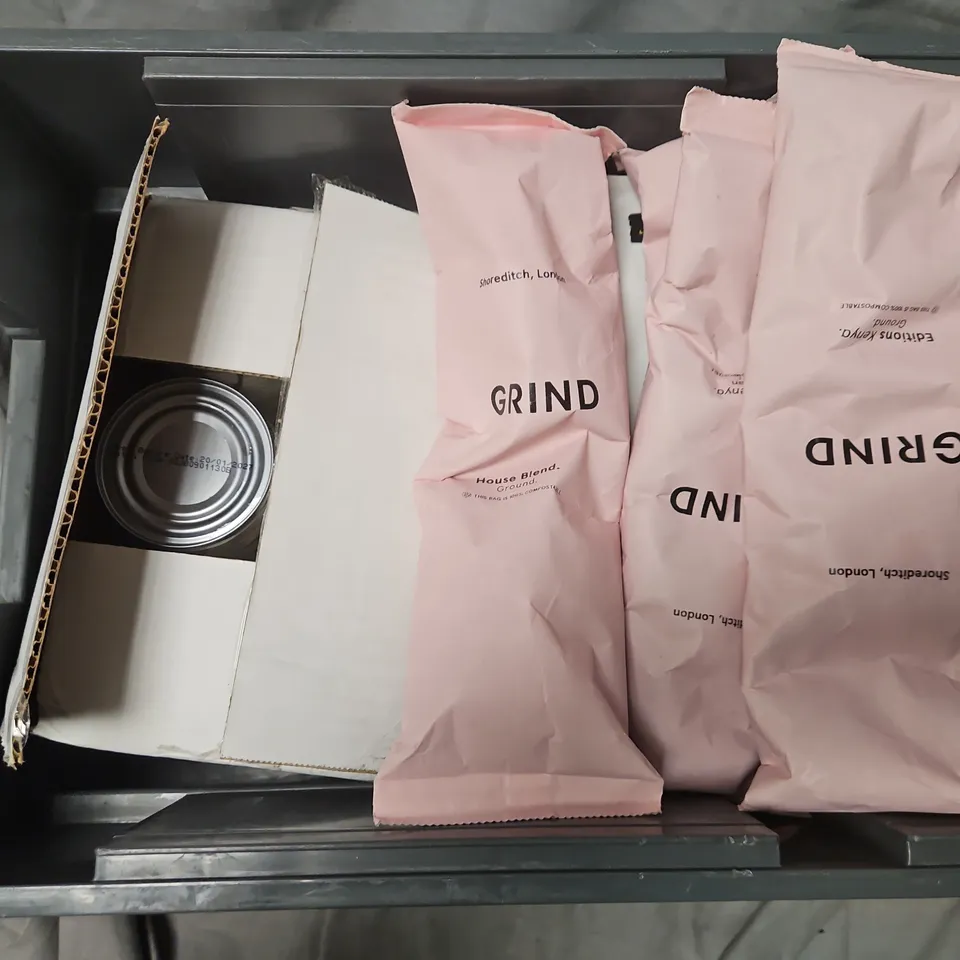 APPROXIMATELY 10 ASSORTED FOOD & DRINK ITEMS TO INCLUDE GRIND HOUSE BLEND, BIONA ORGANIC COCONUT MILK, JOLLYS PINK LEMONADE, ETC - COLLECTION ONLY