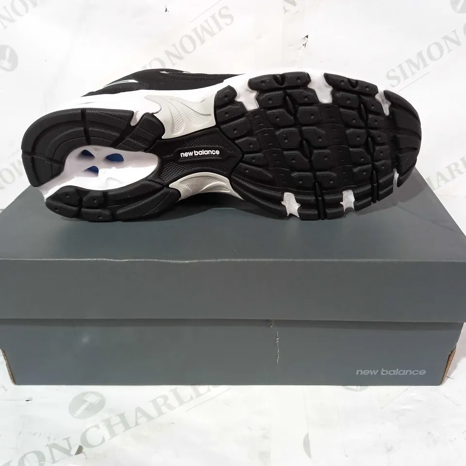 BOXED PAIR OF NEW BALANCE RUNNING TRAINERS IN BLACK/WHITE UK SIZE 5