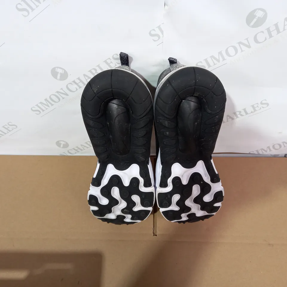 PAIR OF NIKE TRAINERS SIZE 5.5