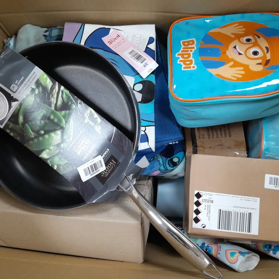 BOX OF APPROXIMATELY 10 ASSORTED BEDDING AND SOFT FURNISHING ITEMS TO INCLUDE - DUVET SET, WRAPPINGPAPER, AND ANGELCARE BATHSEAT ETC. 