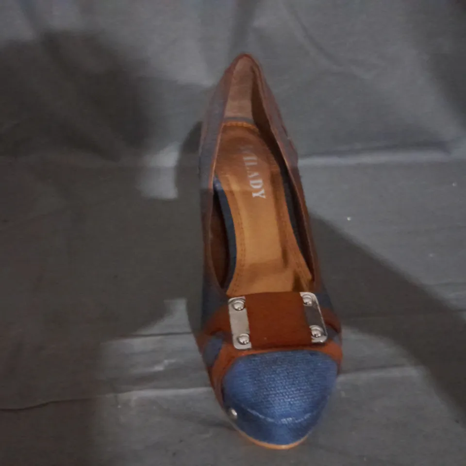 APPROXIMATELY 8 BOXED PAIR OF DARK BLUE HEELED SHOES IN VARIOUS SIZES 