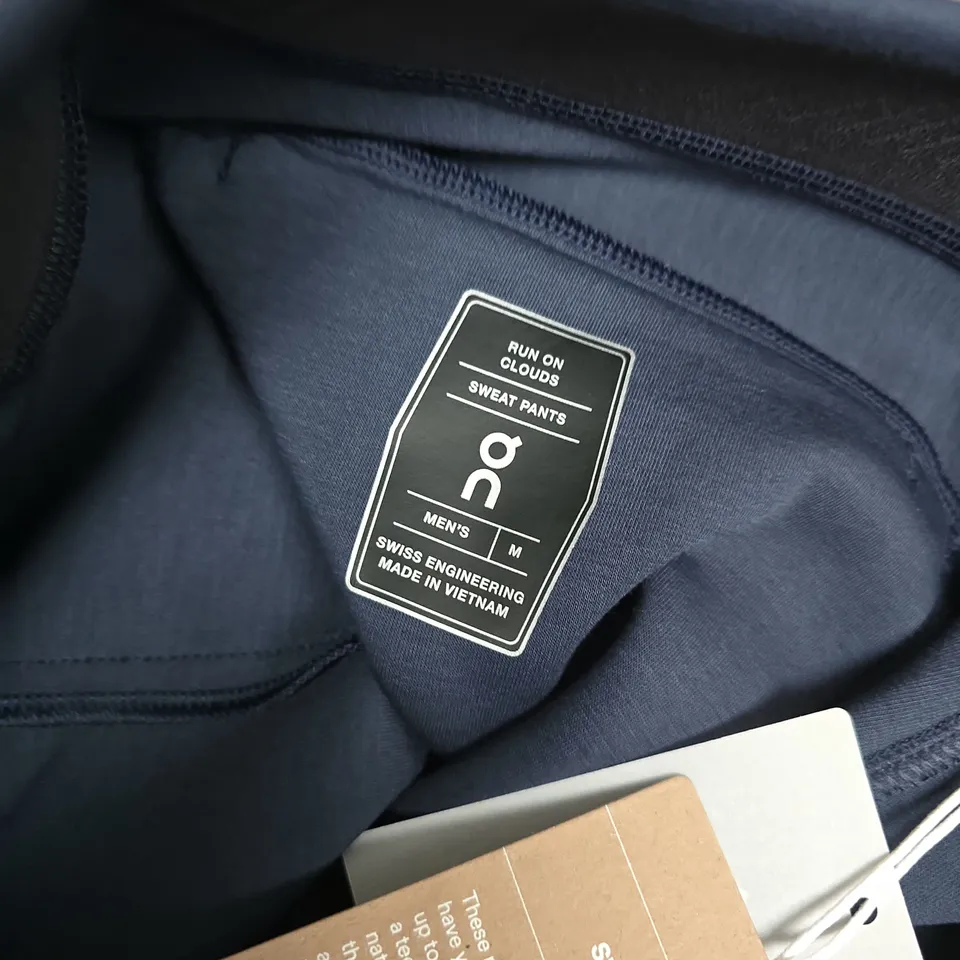 ON RUN ON CLOUD SWEATPANTS IN NAVY - MEDIUM