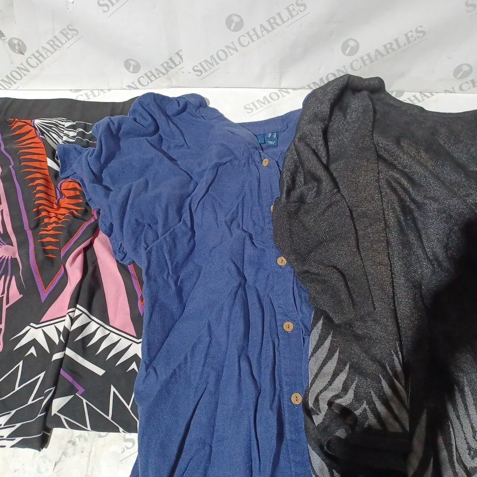 BOX OF APPROX 30 ASSORTED CLOTHING ITEMS TO INCLUDE D&CO - WYNNE LAYERS - ETC