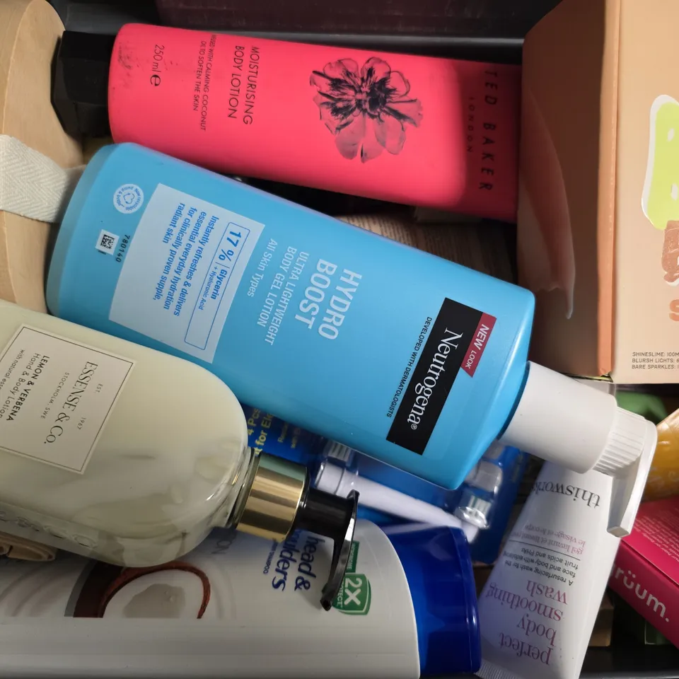 APPROXIMATELY 15 ASSORTED COSMETIC PRODUCTS TO INCLUDE BULL DOG, DR SQUATCH, ETC