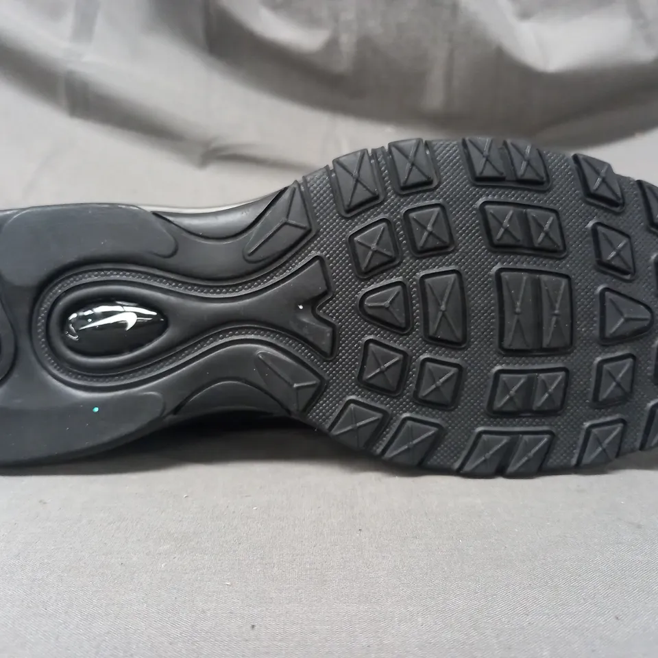 PAIR OF NIKE SHOES IN BLACK UK SIZE 9
