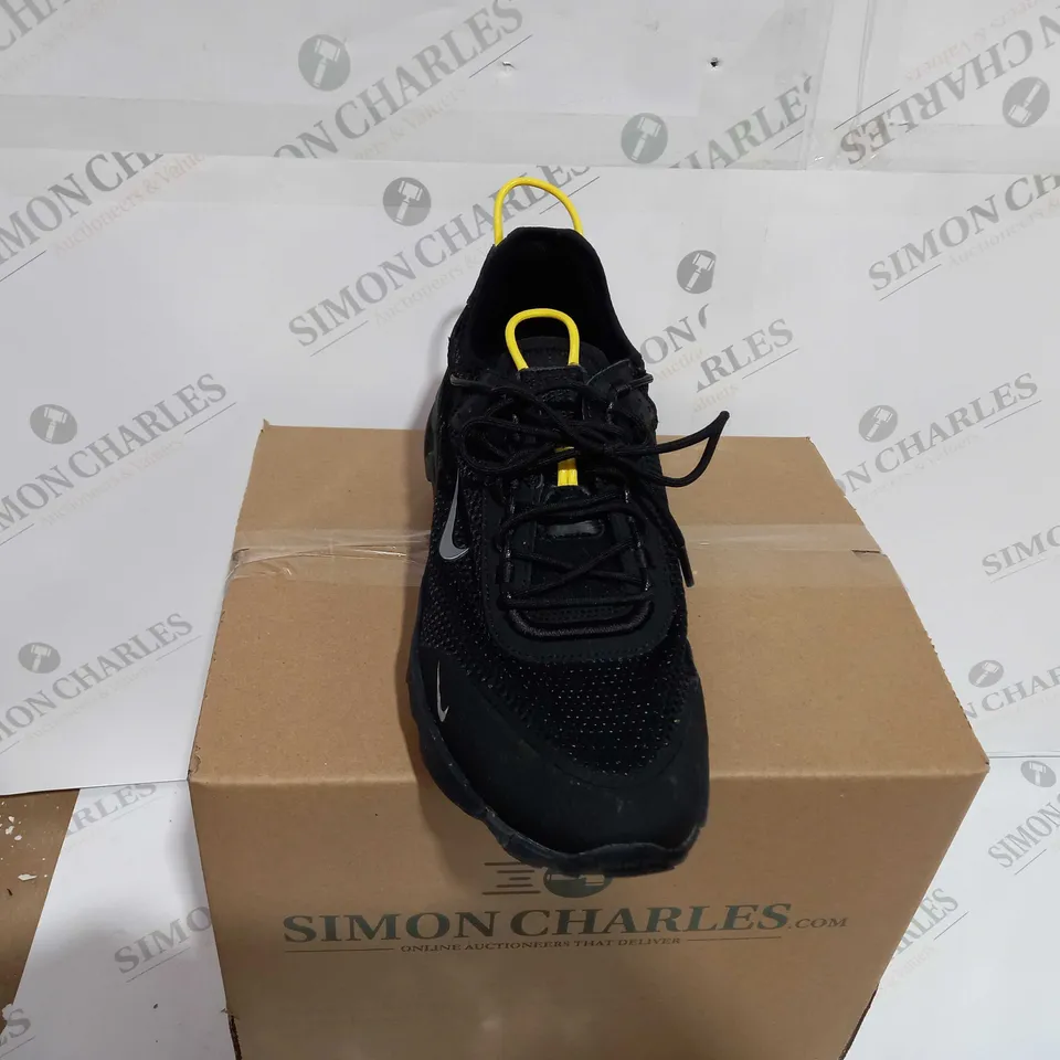 BOXED NIKE LACED TRAINING SHOES IN BLACK - UK SIZE 9