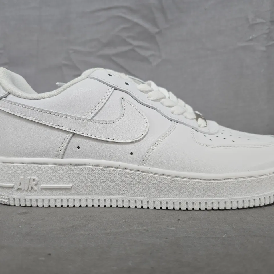 UNBOXED PAIR OF NIKE AIR FORCE 1 '07 SHOES IN WHITE SIZE UK 6