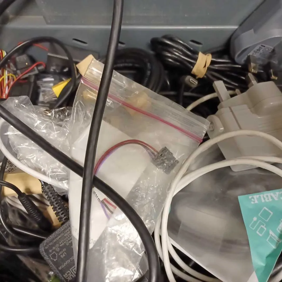 LOT OF APPROX 20 ASSORTED POWER LEADS AND CABLES 