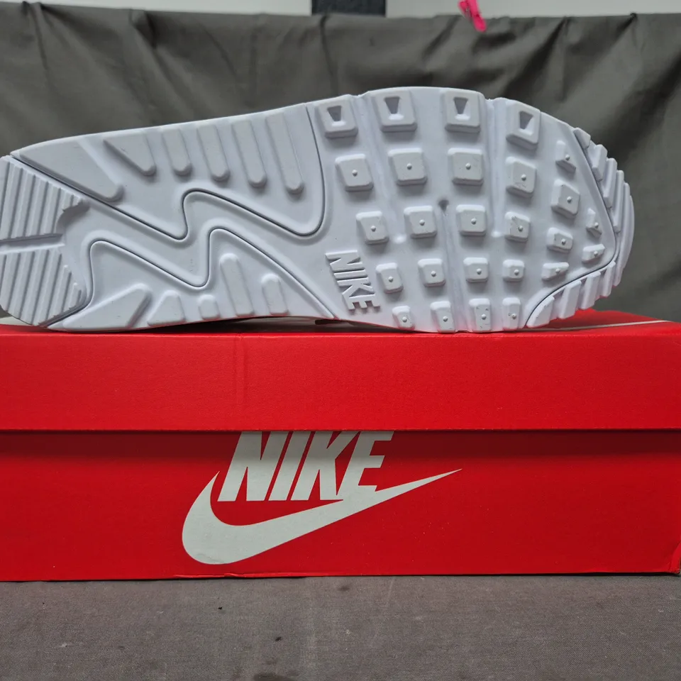 BOXED PAIR OF NIKE AIR MAX 90 SHOES IN WHITE UK SIZE 9