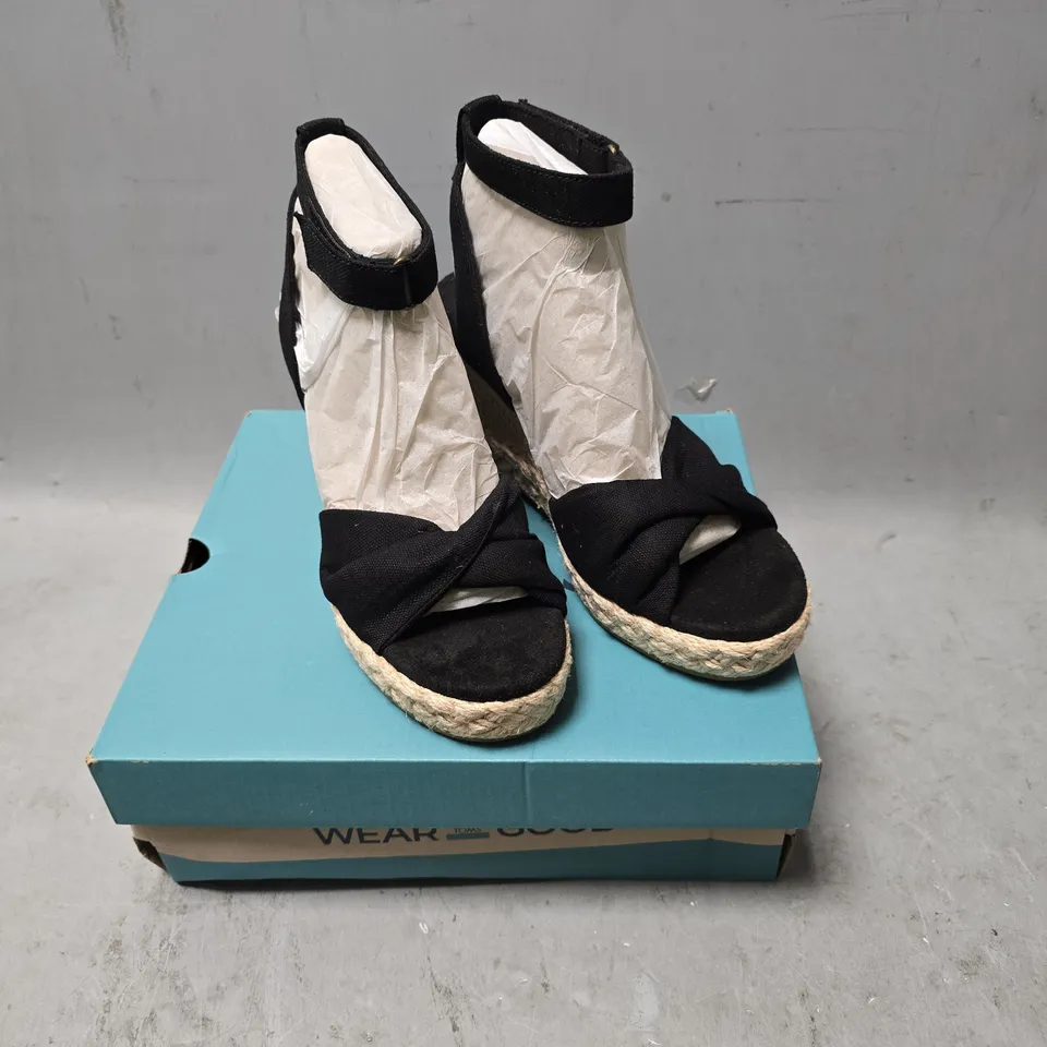 BOXED PAIR OF TOMS MARISELA BLACK SLUBBY WOVEN SHOES - 4