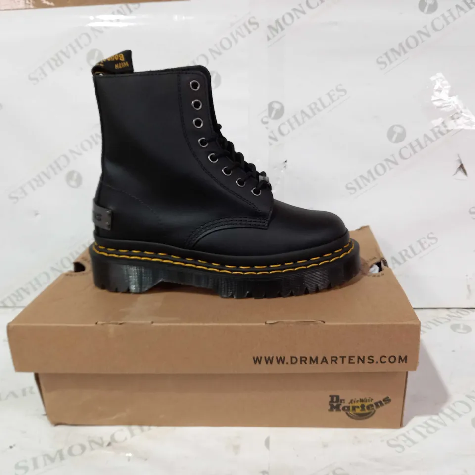 BOXED PAIR OF DR MARTENS LEATHER BOOTS IN BLACK UK SIZE 5
