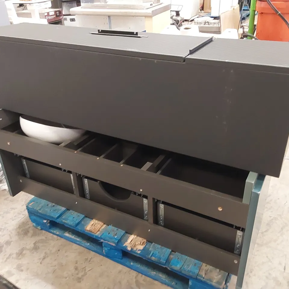 PALLET OF ASSORTED BATHROOM FURNITURE AND FURNITURE PARTS 