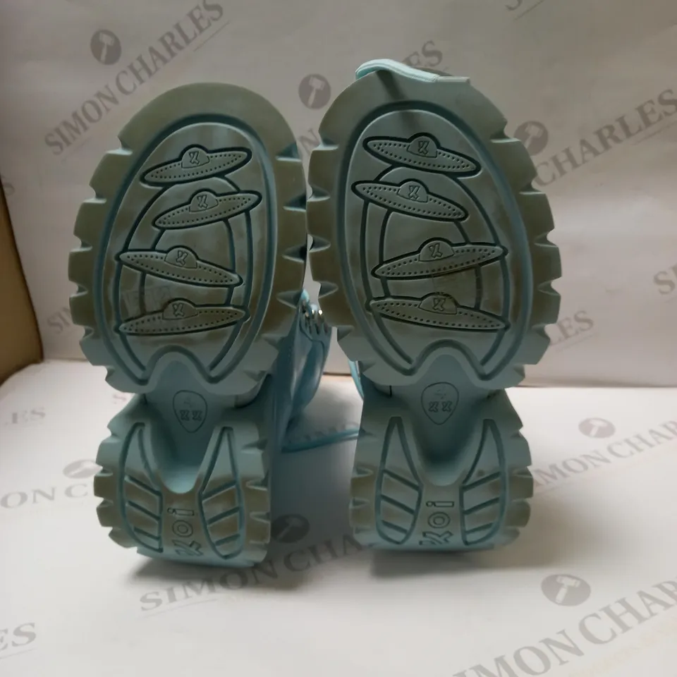 DESIGNER KOI VEGAN GOOEY BABY BLUE PLATFORM BOOTS SIZE 4